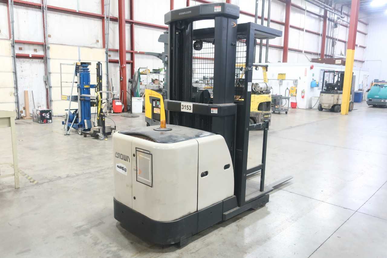 CROWN SP3010-30 ELECTRIC ORDER PICKER REACH TRUCK 24V-DC 3000LBS 148IN - REACH TRUCKS