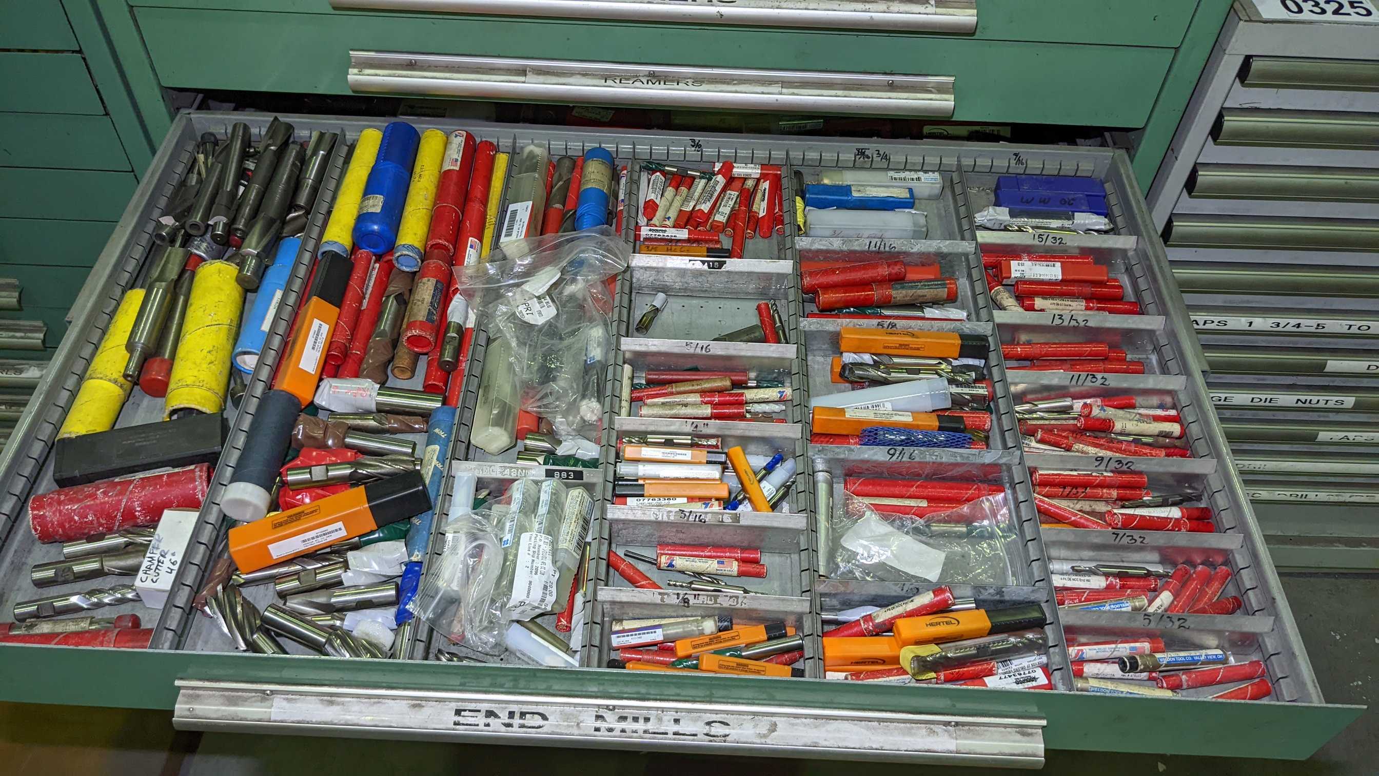 RACK ENGINEERING COMPANY 8 DRAWER TOOL CHEST WITH CONTENTS - WORKHOLDING