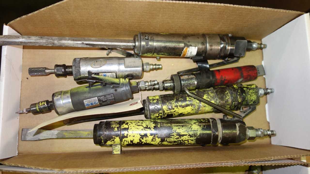 LOT OF 5 ASSORTED PNEUMATIC SCREWDRIVERS, CHISELS - PNEUMATIC POWER TOOL