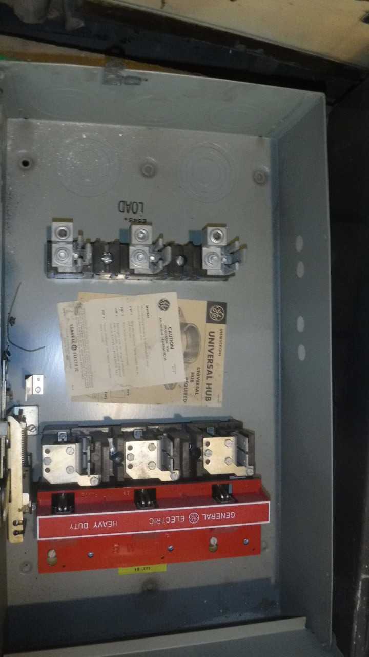 200 Amp GE Heavy Duty Safety Switch - ELECTRICAL COMPONENTS