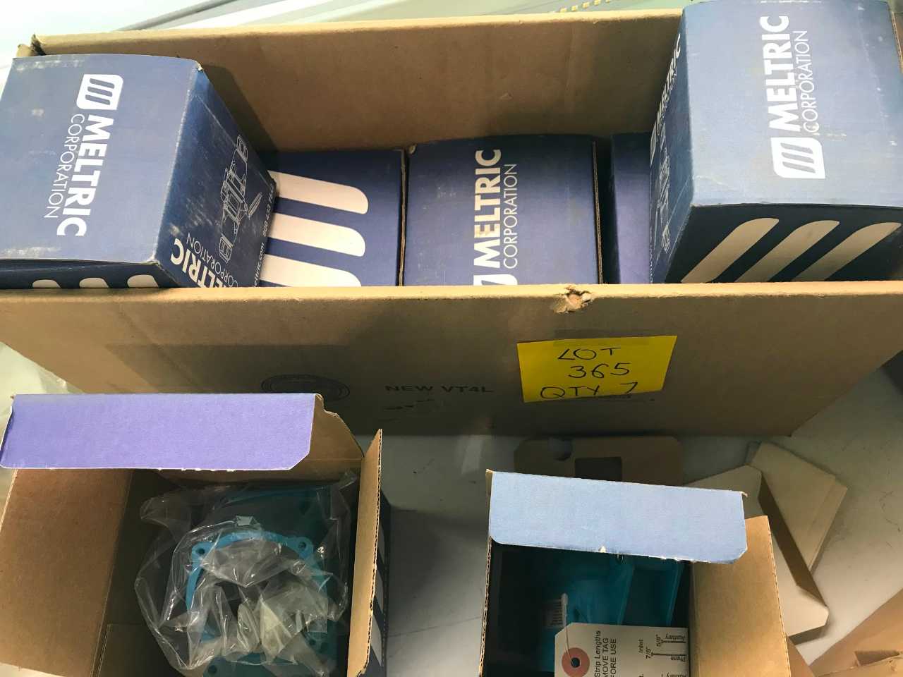 MELTRIC ANGLEBOX AND RECEPTACLES (QTY 7) - PLUGS & RECEPTACLES