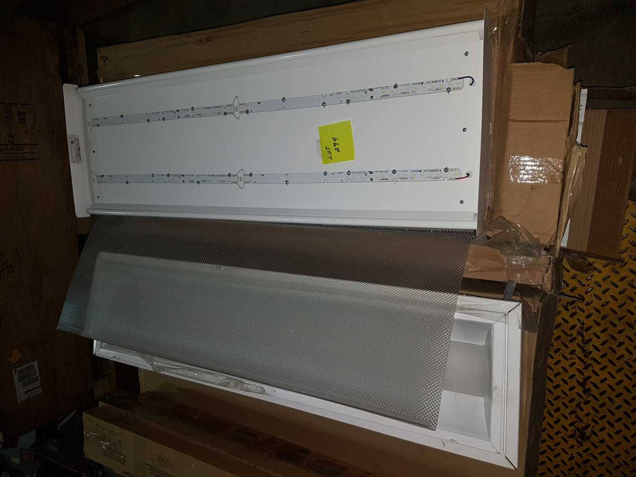 ONE PALLETE OF MIXED LED LIGHTING - LIGHTING ONE PALLETE OF MIXED LED LIGHTING - LIGHTING