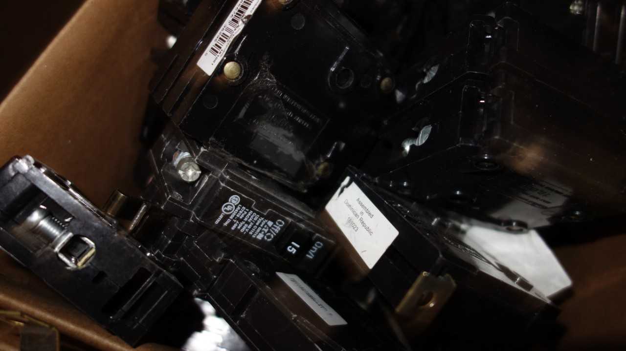 1 PALLET OF ASSORTED EATON MINIATURE BREAKERS, MIX OF ARC FAULT. GROUND FAULT & PANEL BREAKERS - CIRCUIT BREAKERS