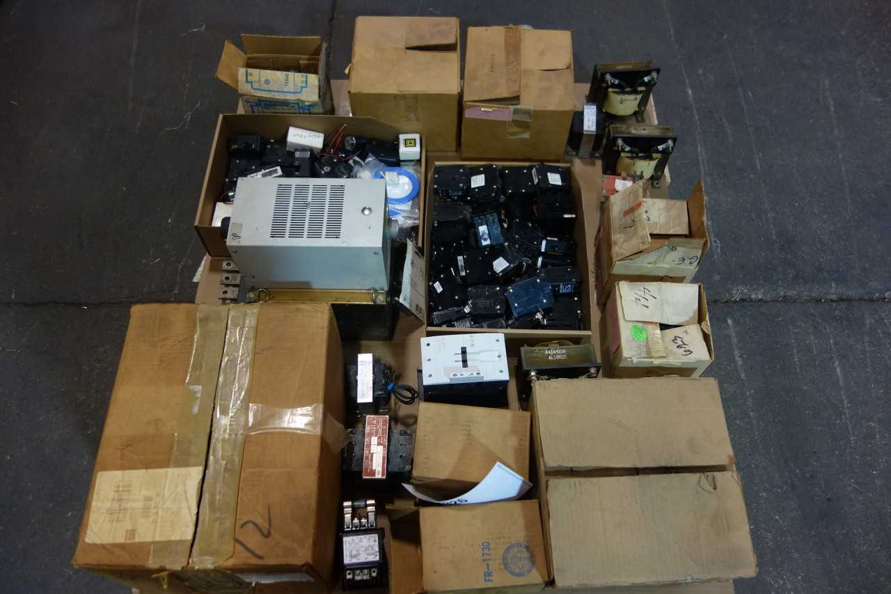 1 PALLET OF ASSORTED CURRENT TRANSFORMERS, AC VOLTAGE TRANSFORMERS, MOLDED CASE CIRCUIT BREAKERS- EATON, SQUARE D, OMRON - CIRCUIT BREAKERS