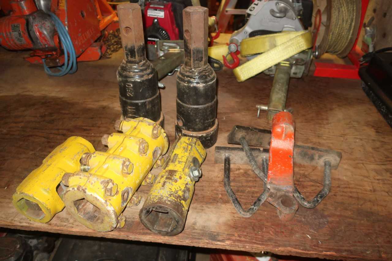 LOT OF ASSORTED ANCHOR ADAPTORS - ELECTRICAL COMPONENTS