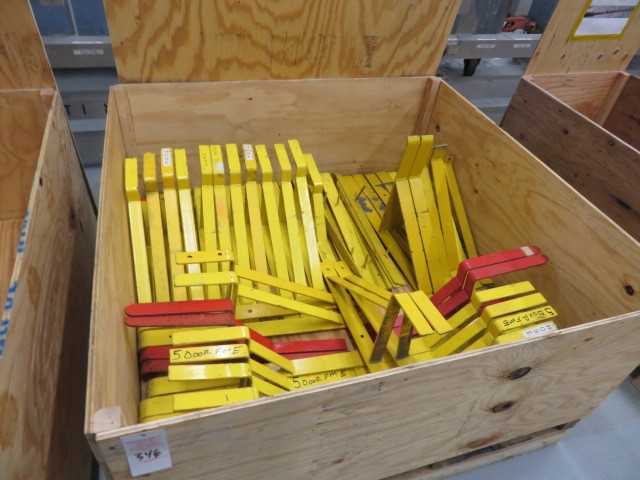 Crate of metal hangers - MISCELLANEOUS