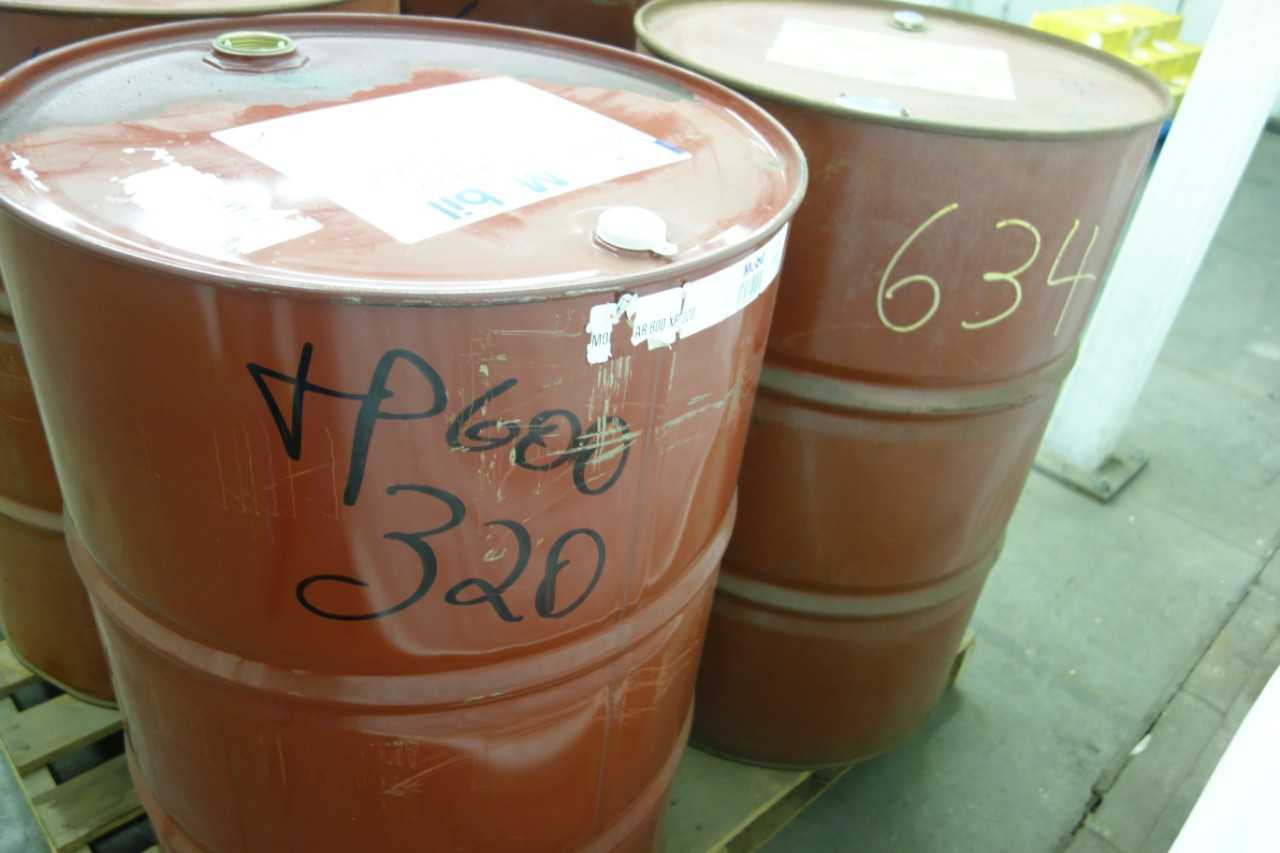 LOT OF 4 ASSORTED 55 GALLON DRUMS OF MOBILGEAR INDUSTRIAL GEAR OIL - GEAR REDUCERS