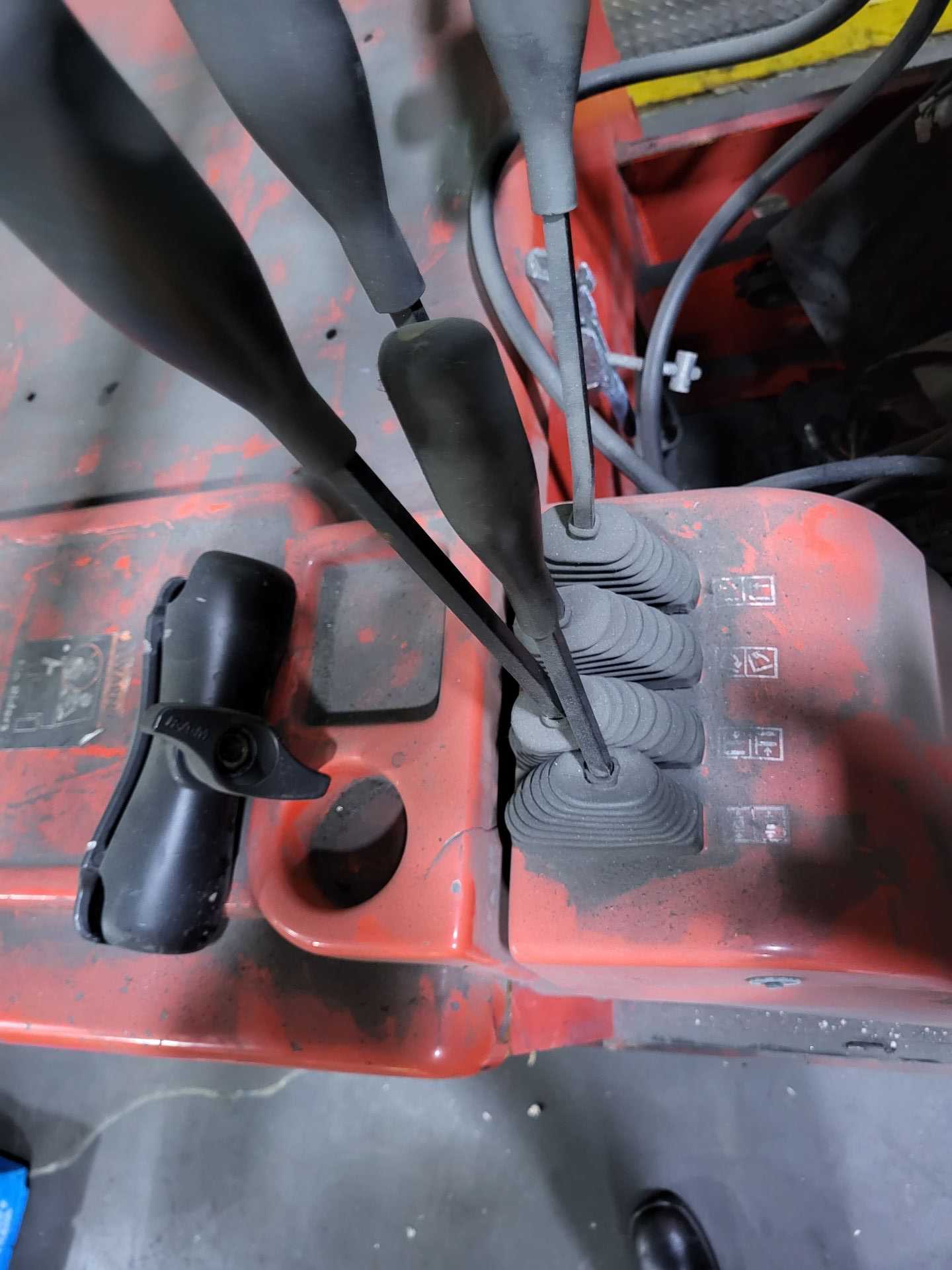 RAYMOND 4700C50L FORKLIFT - FORKLIFTS
