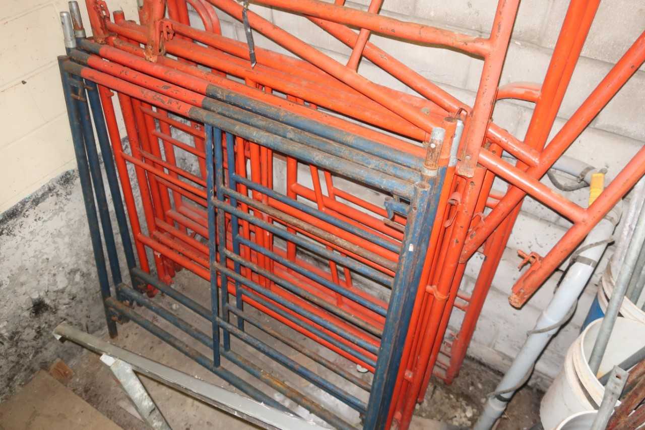 LOT OF ASSORTED SCAFFOLDING - HAND TOOLS