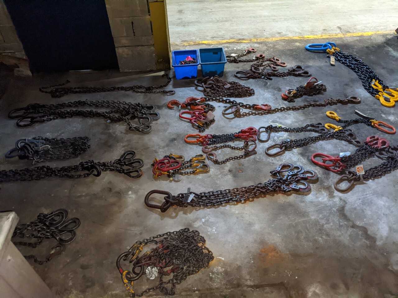 LOT OF ASSORTED RIGGING EQUIPMENT, CHAINS, HOOKS, SLINGS - LIFTING EQUIPMENT