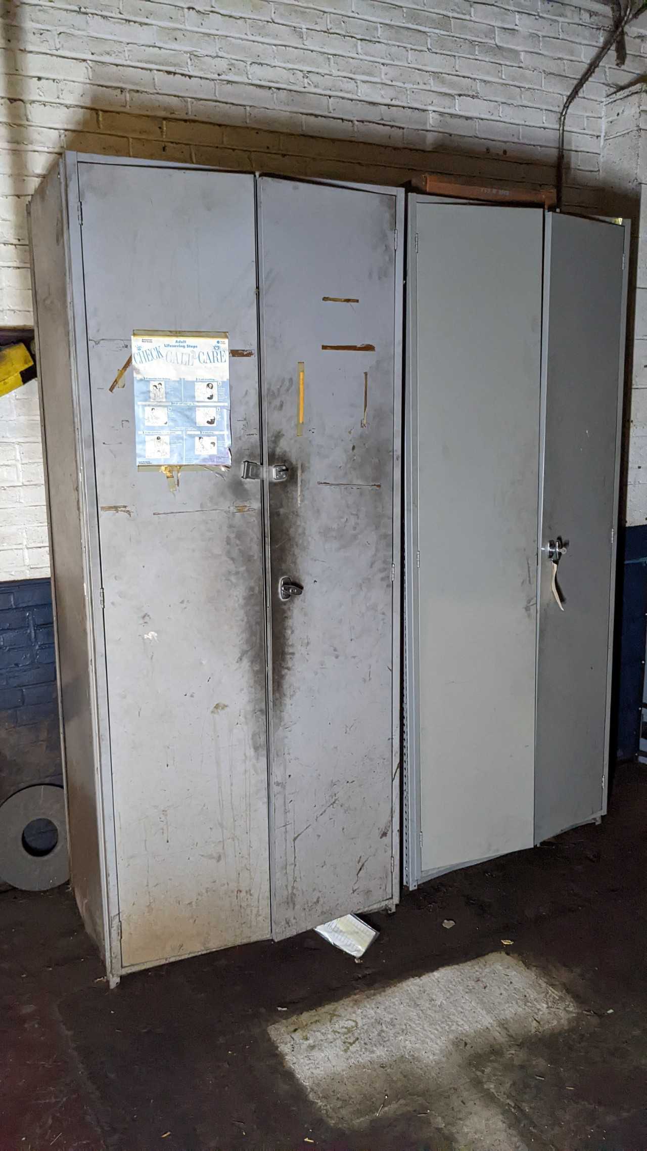 Lot of storage cabinet with contents - VACUUM PUMP