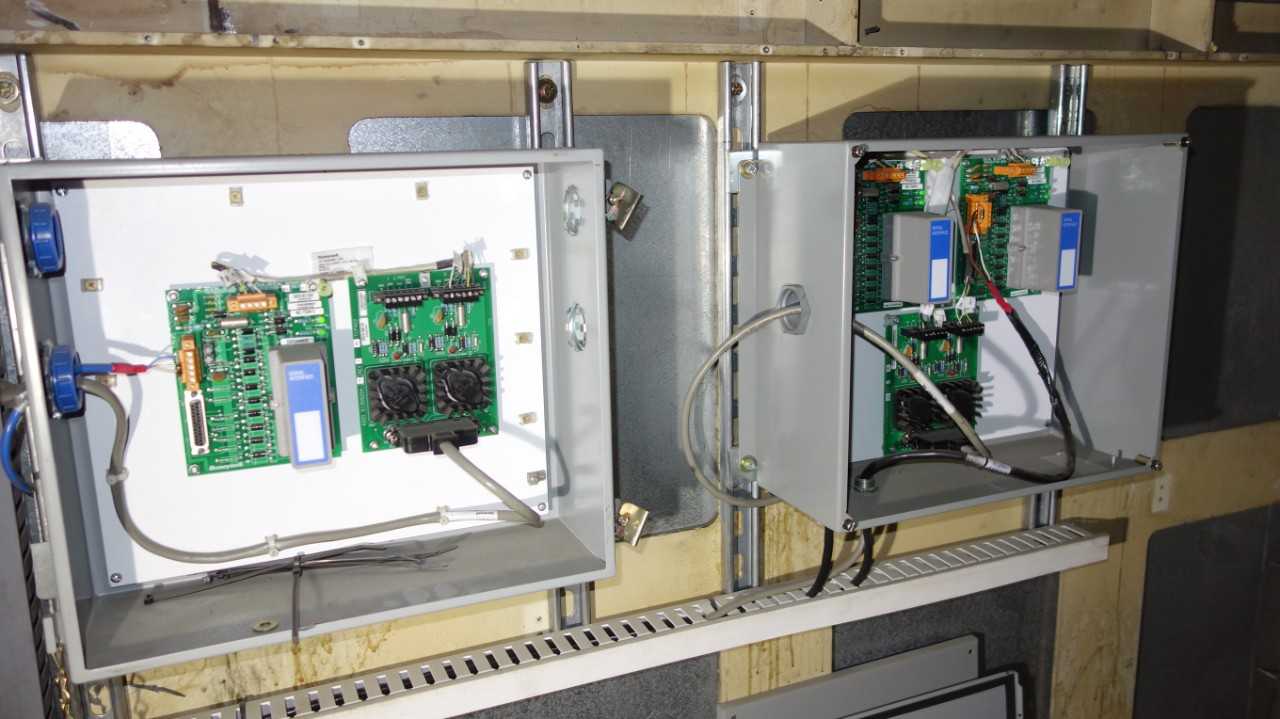LOT OF ASSORTED ELECTRICAL UNITS, SQUARE D 8030 400 SY/MAX PROGRAMMABLE CONTROLLER MODULES, CONDOR POWER SUPPLIES - ELECTRICAL COMPONENTS