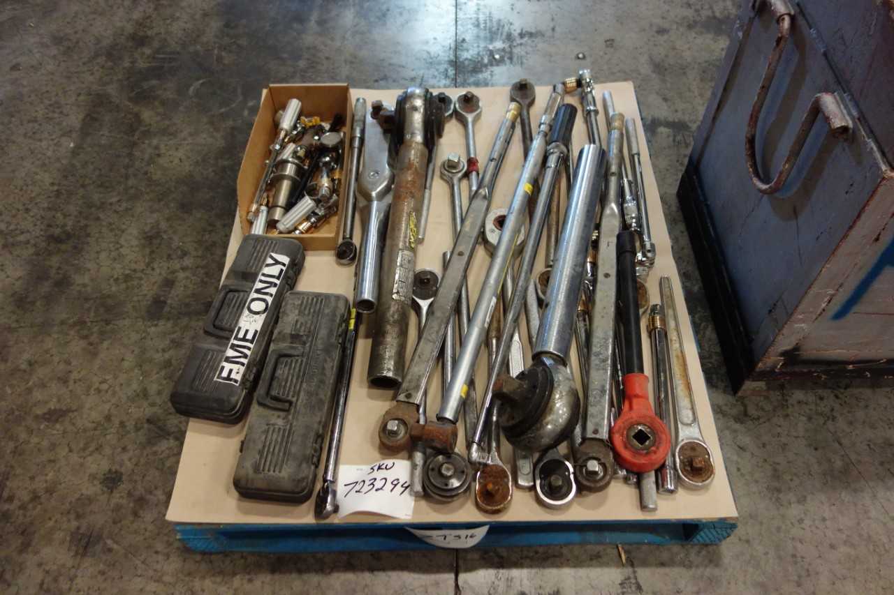 LOT OF 2 ASSORTED CONSTRUCTION EQUIPMENT/ TORQUE WRENCH,BREAKER BAR,CRANE ATTACHMENT - HAND TOOLS