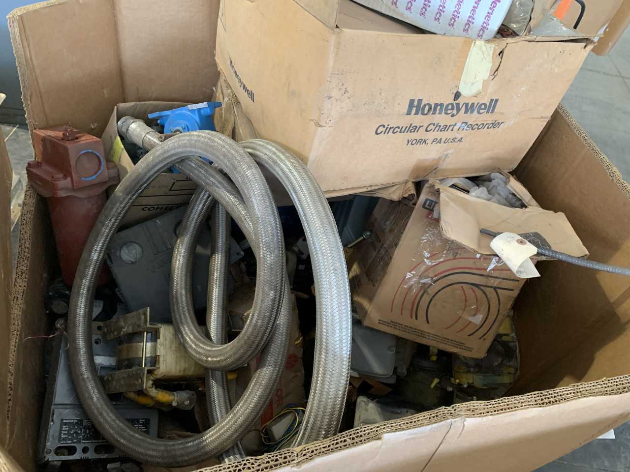 CRATE OF MISC. ELECTRICAL AUTOMATION EQUIPMENT HONEYWELL ETC. - ELECTRICAL COMPONENTS