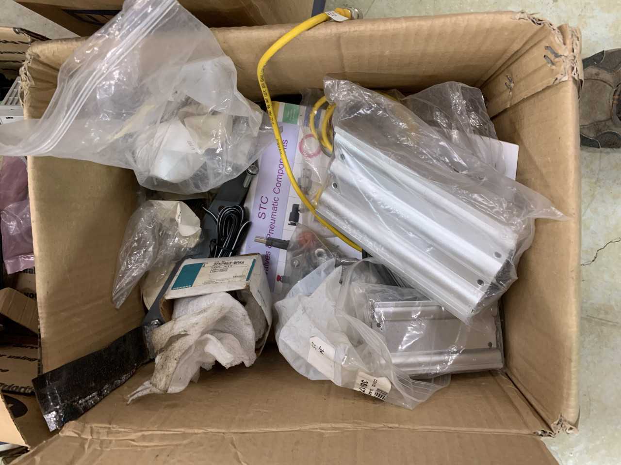 PALLET OF ELECTRICAL AUTOMATION PARTS ALLEN-BRADLEY, SIEMENS, PUSH BUTTONS ETC. - ELECTRICAL COMPONENTS