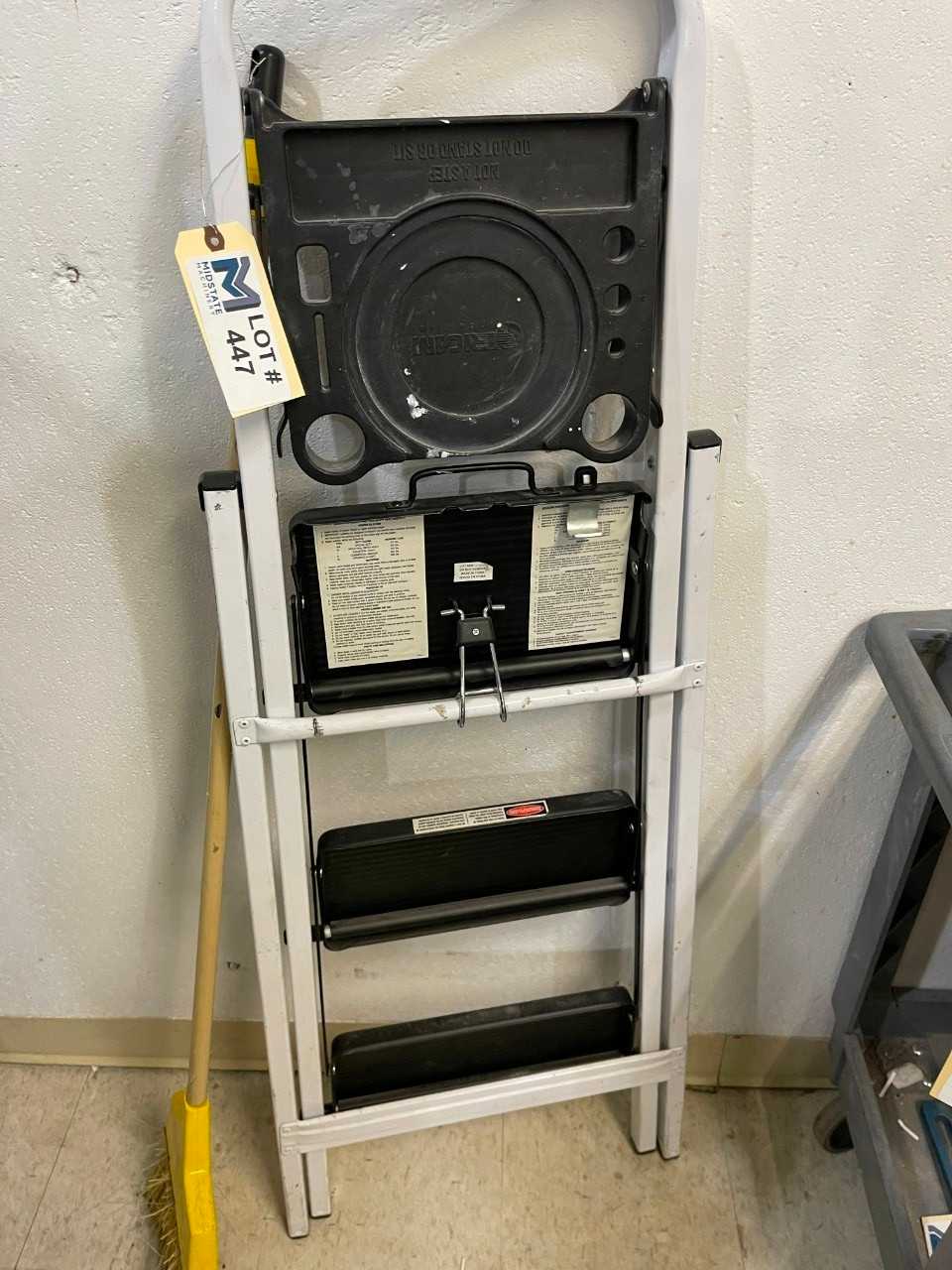 Step Ladder - MATERIAL HANDLING