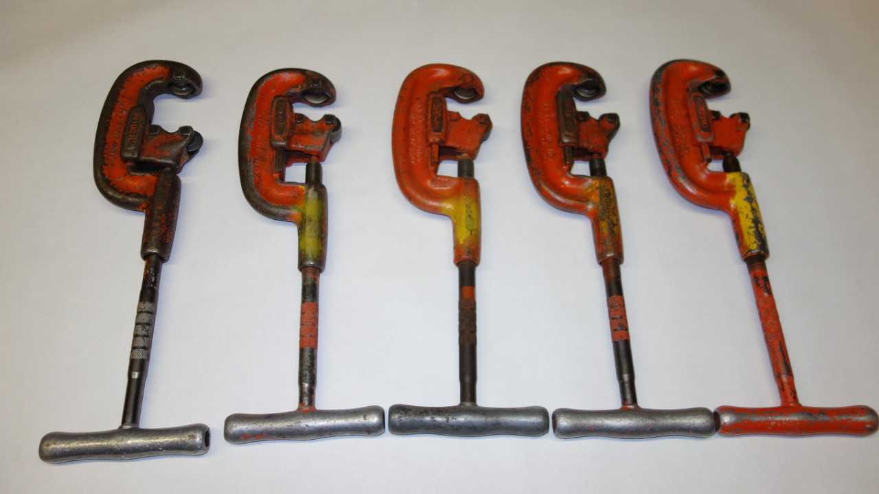 LOT OF 5 RIDGID 2A 1/2 TO 2 IN PIPE CUTTERS - HAND TOOLS
