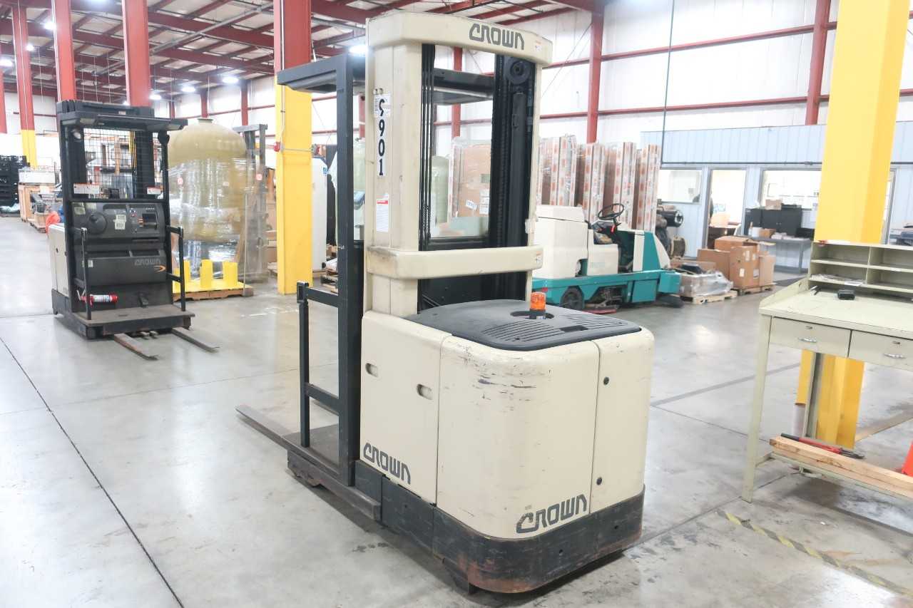 CROWN SP3010-30 ELECTRIC ORDER PICKER REACH TRUCK 24V-DC 3000LBS 148IN - REACH TRUCKS