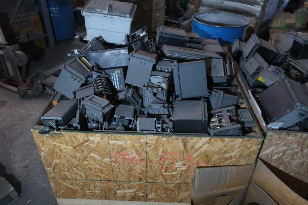 CRATE OF ASSORTED OVER CURRENT RELAYS, GENERAL ELECTRIC - ELECTRIC MOTORS
