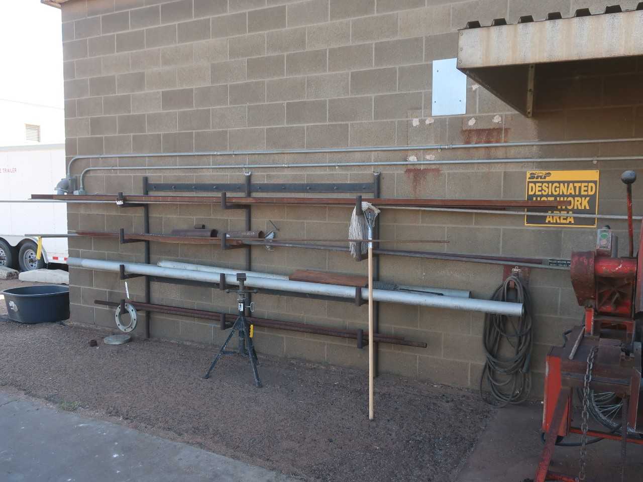 Lot of assorted round and L shaped steel/aluminum stock