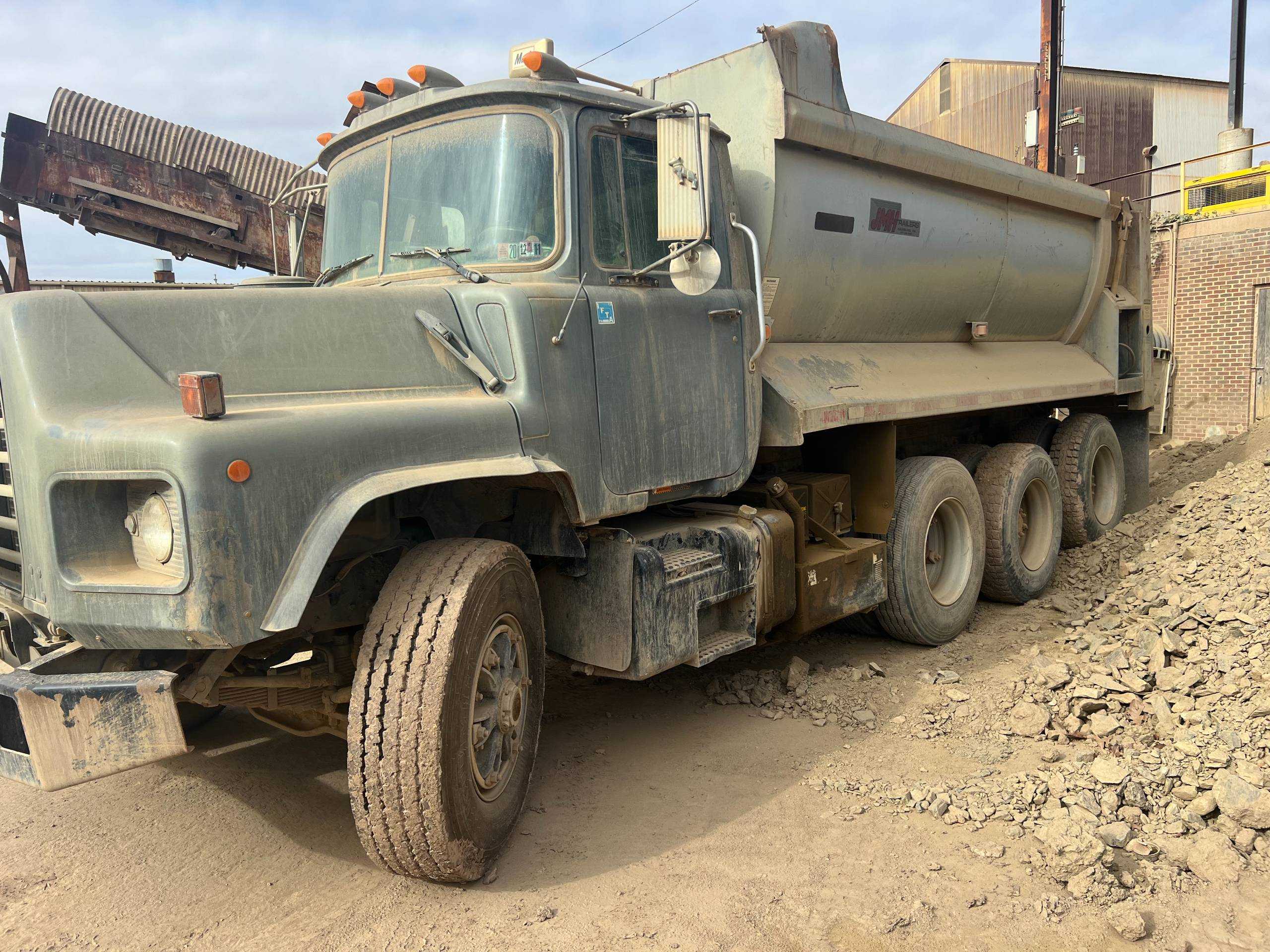 2005 MACK DM6905 DUMP TRUCK