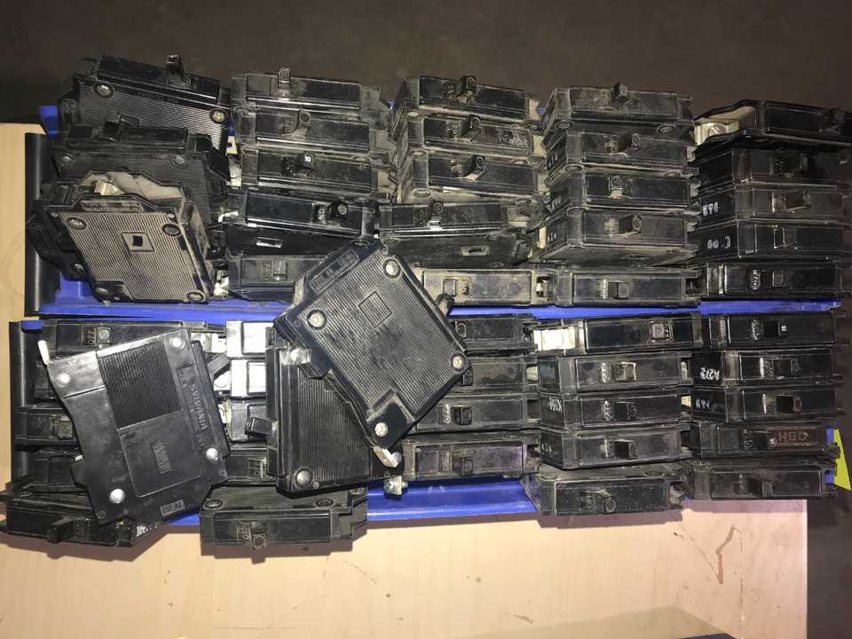 15A CIRCUIT BREAKERS (QTY 120) - CIRCUIT BREAKERS