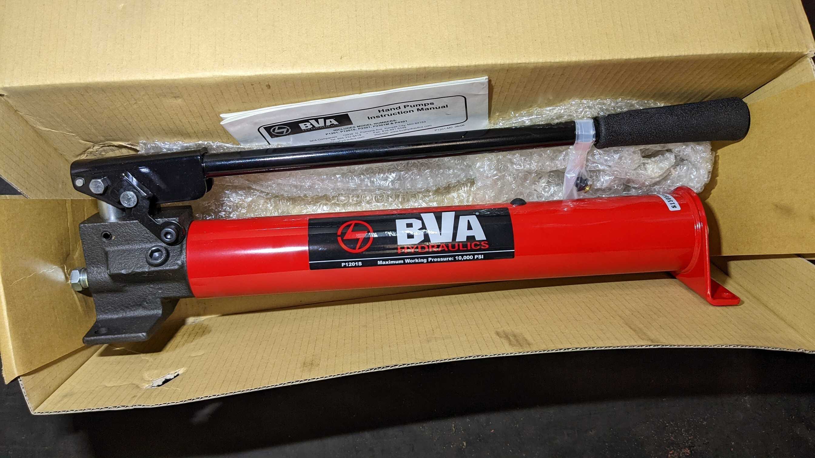 LOT OF 1 HYDRALIC PUMP, 1 HYDRAULIC RAM - HYDRAULIC PUMP