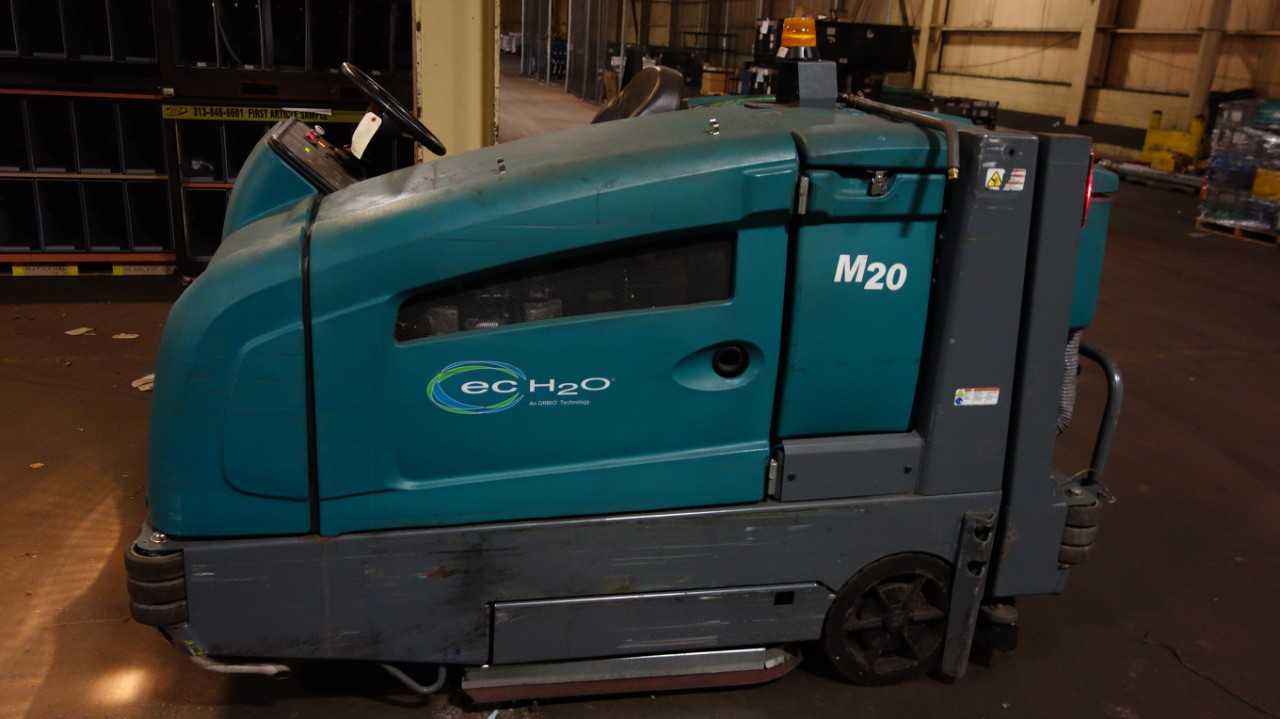 TENNANT M20 INDUSTRIAL RIDE-ON FLOOR SCRUBBER SWEEPER POWER-OPERATED LP CLEANING MACHINE (TURNS ON BUT HAS NOT BEEN TESTED) - PLANT & FACILITY