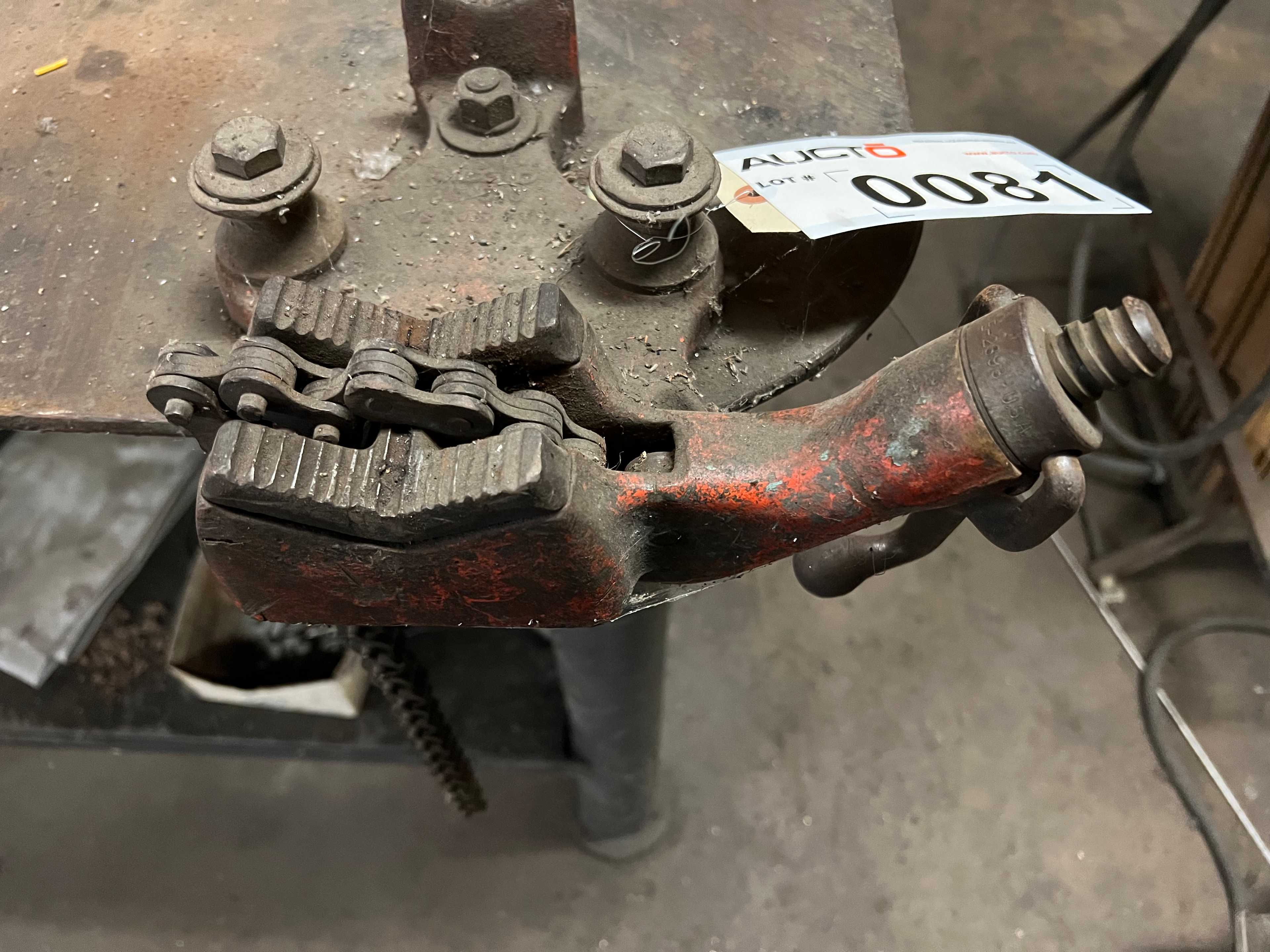 TABLE WITH VICE - MATERIAL HANDLING