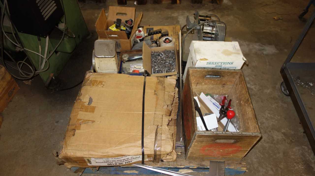 1 PALLET OF ASSORTED PACKAGING SUPPLIES, BANDING WHEEL STRAPS, CUTTERS, KNIVES, TAPE DISPENSERS, HANSON SCALE, DUET - PACKAGING
