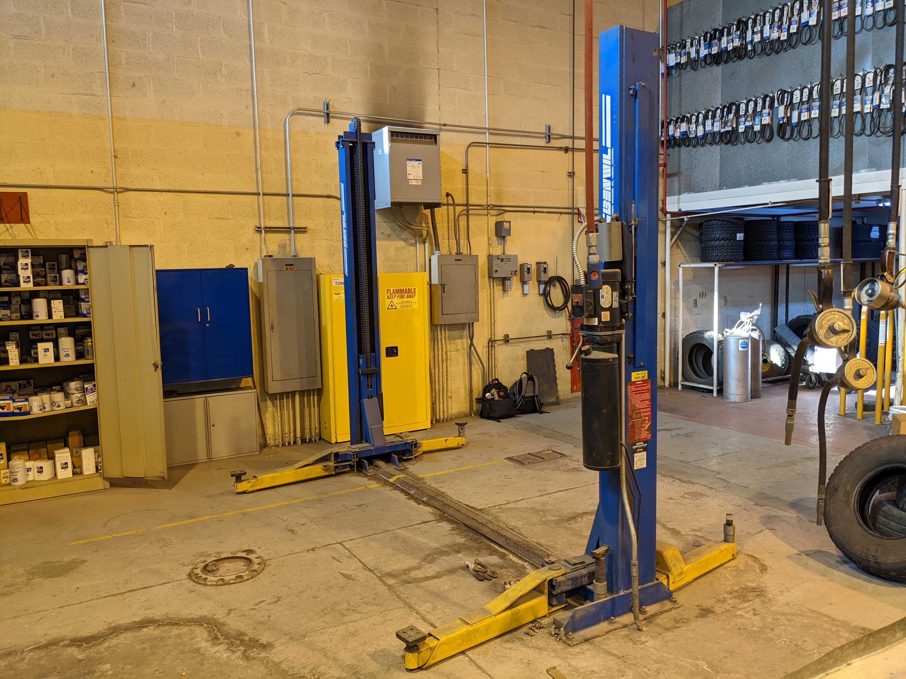 AUTOMOTIVE LIFT - CONSTRUCTION EQUIPMENT