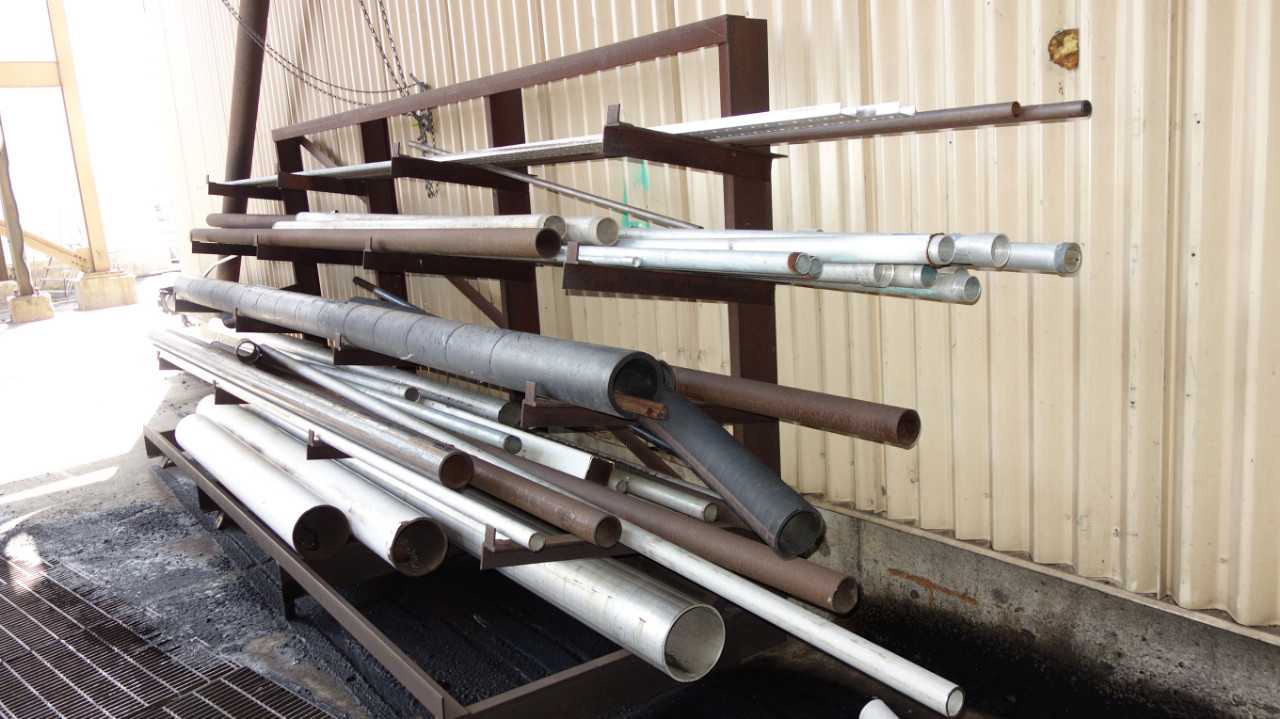 ASSORTED FLAT AND ROUND STEEL STOCK WITH RACKING - PALLET RACKING