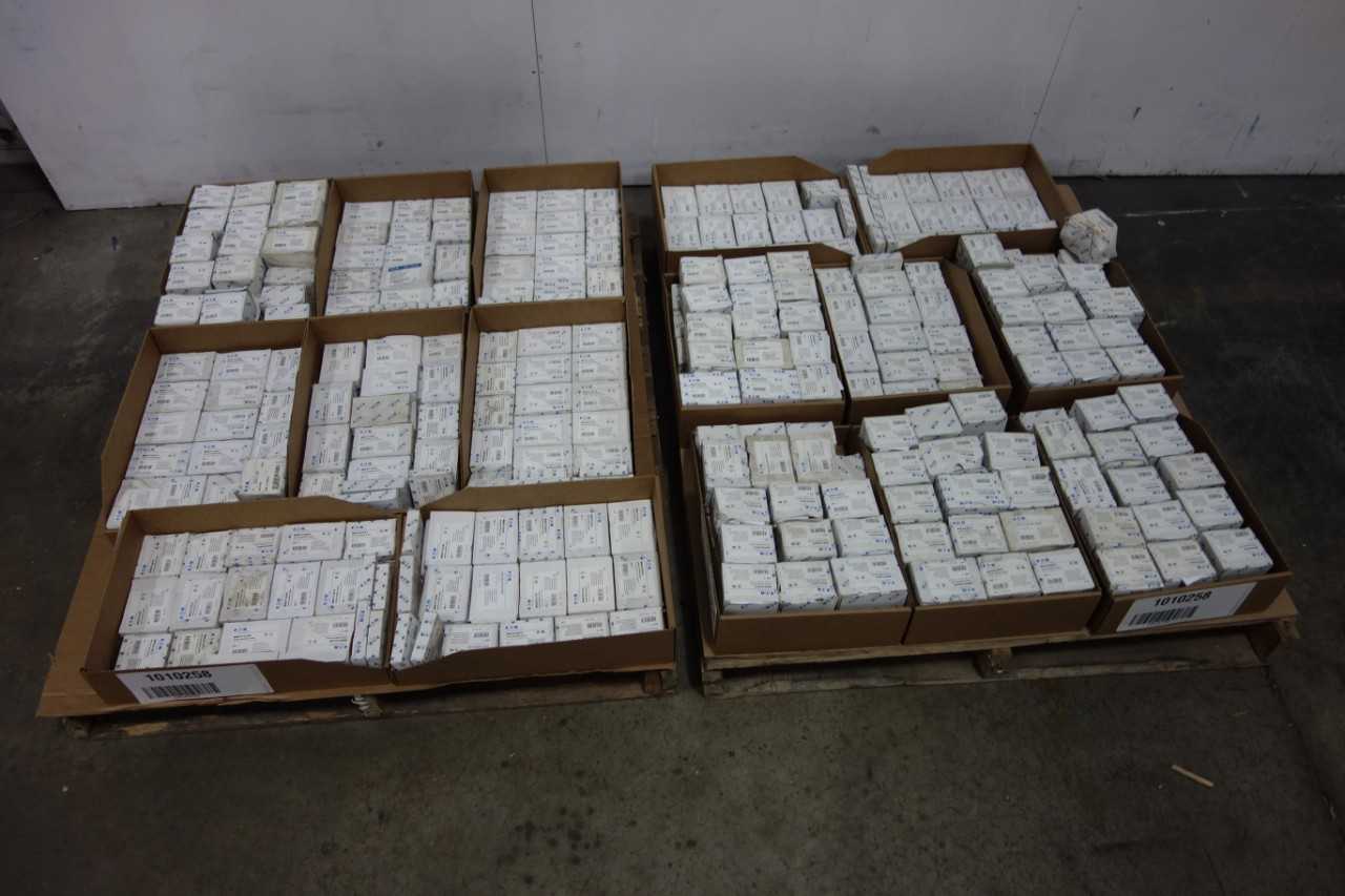 2 PALLETS OF ASSORTED EATON CIRCUIT BREAKERS - CIRCUIT BREAKERS