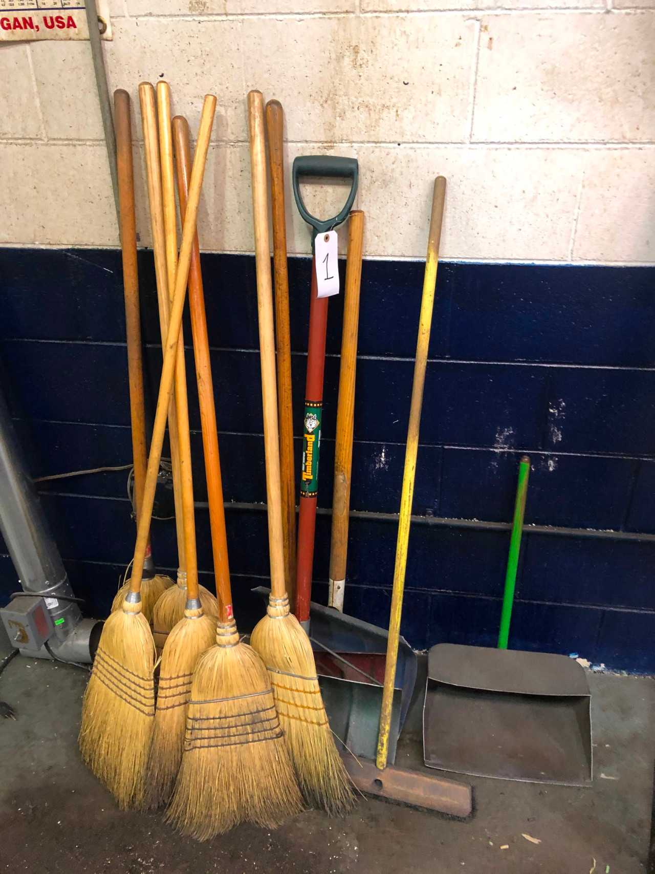 Lot with Brooms, Shovels & Dust Pan - ELECTRIC POWER TOOLS