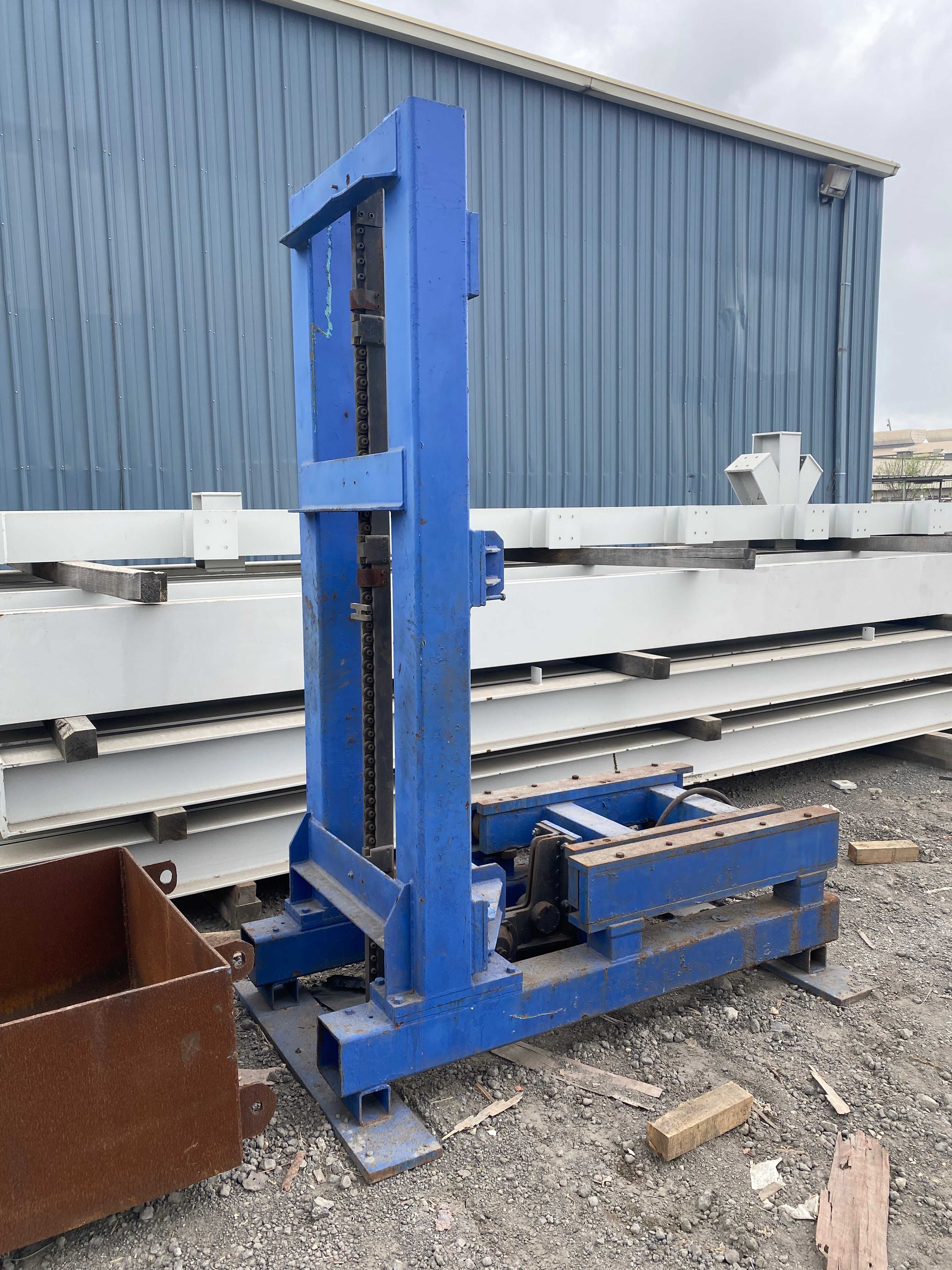 Heavy Duty Lift, non-operational - MATERIAL HANDLING