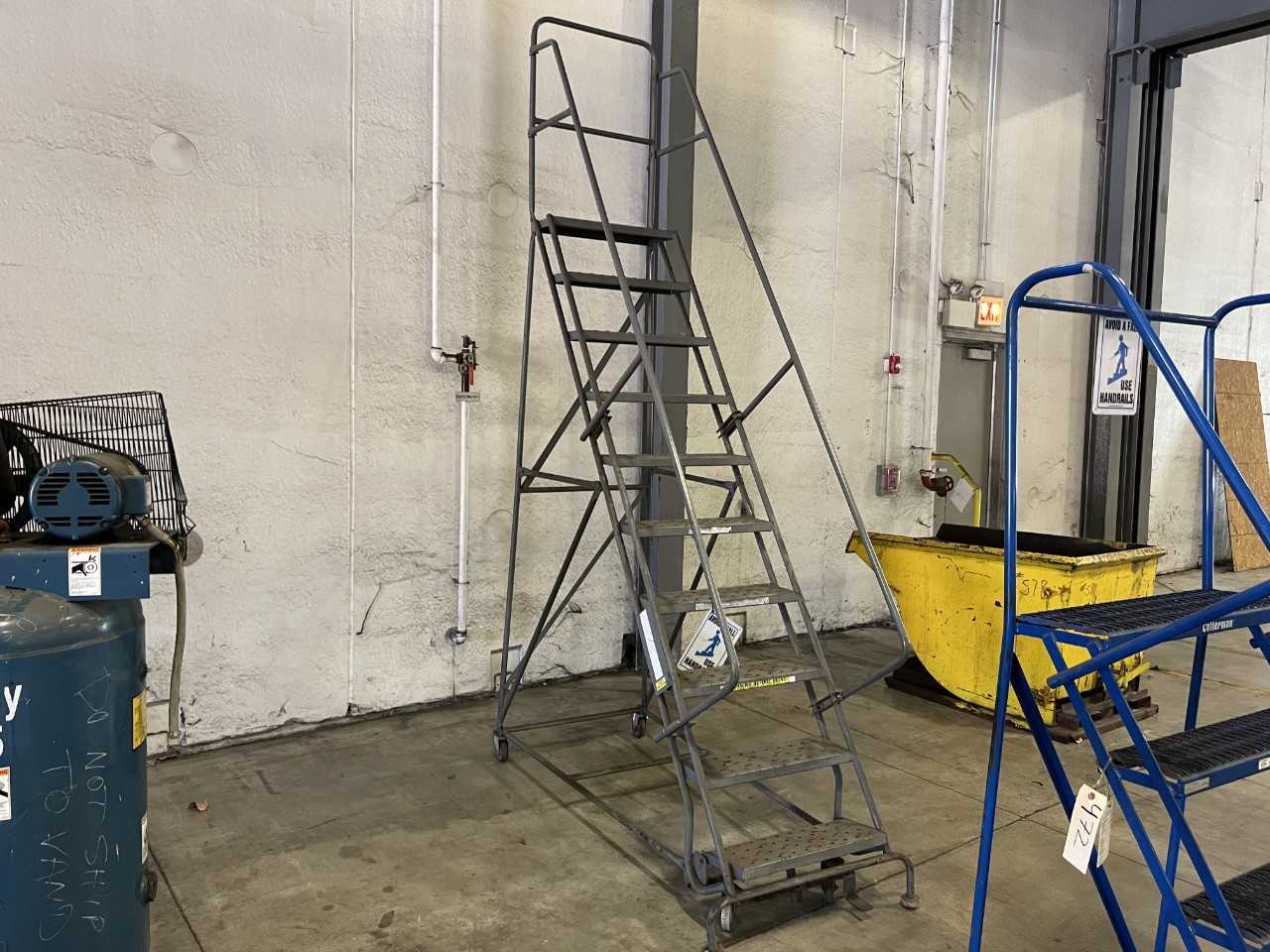 lot of 2 industrial step ladders - MATERIAL HANDLING