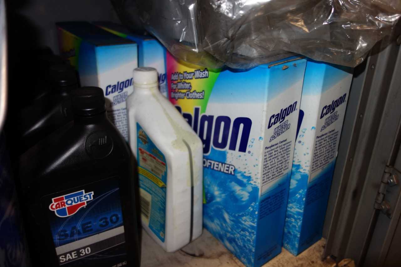 CONTENTS WITH CABINET, MAINTENANCE & CLEANING - TOOL STORAGE