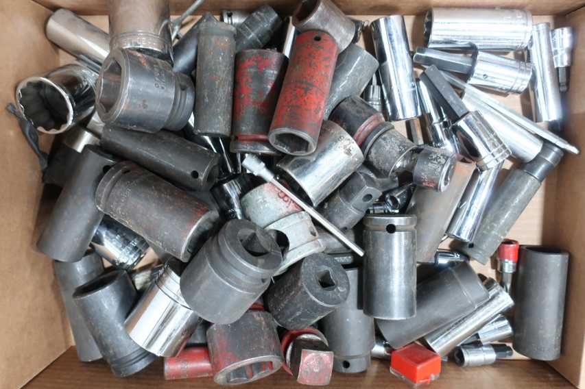 2 PALLETS OF ASSORTED TOOLS AND HAND BAGS - HAND TOOLS