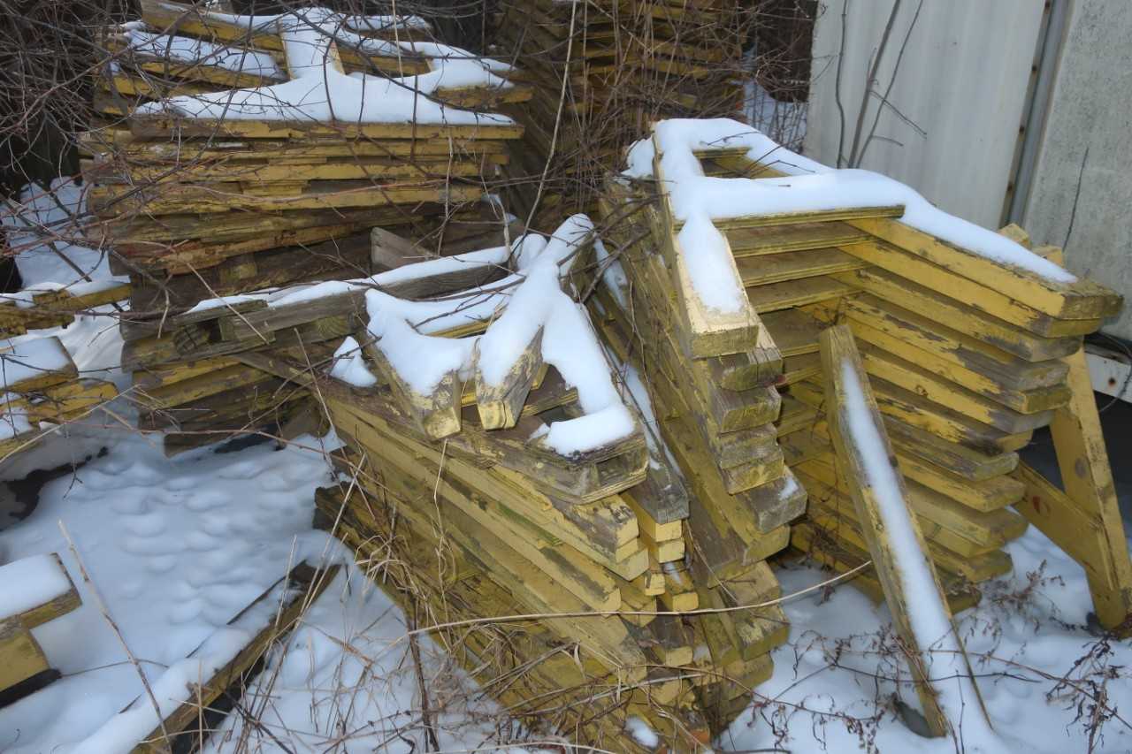 LOT OF ASSORTED WOODEN BARRICADES - TRAILER MOUNTED EQUIPMENT