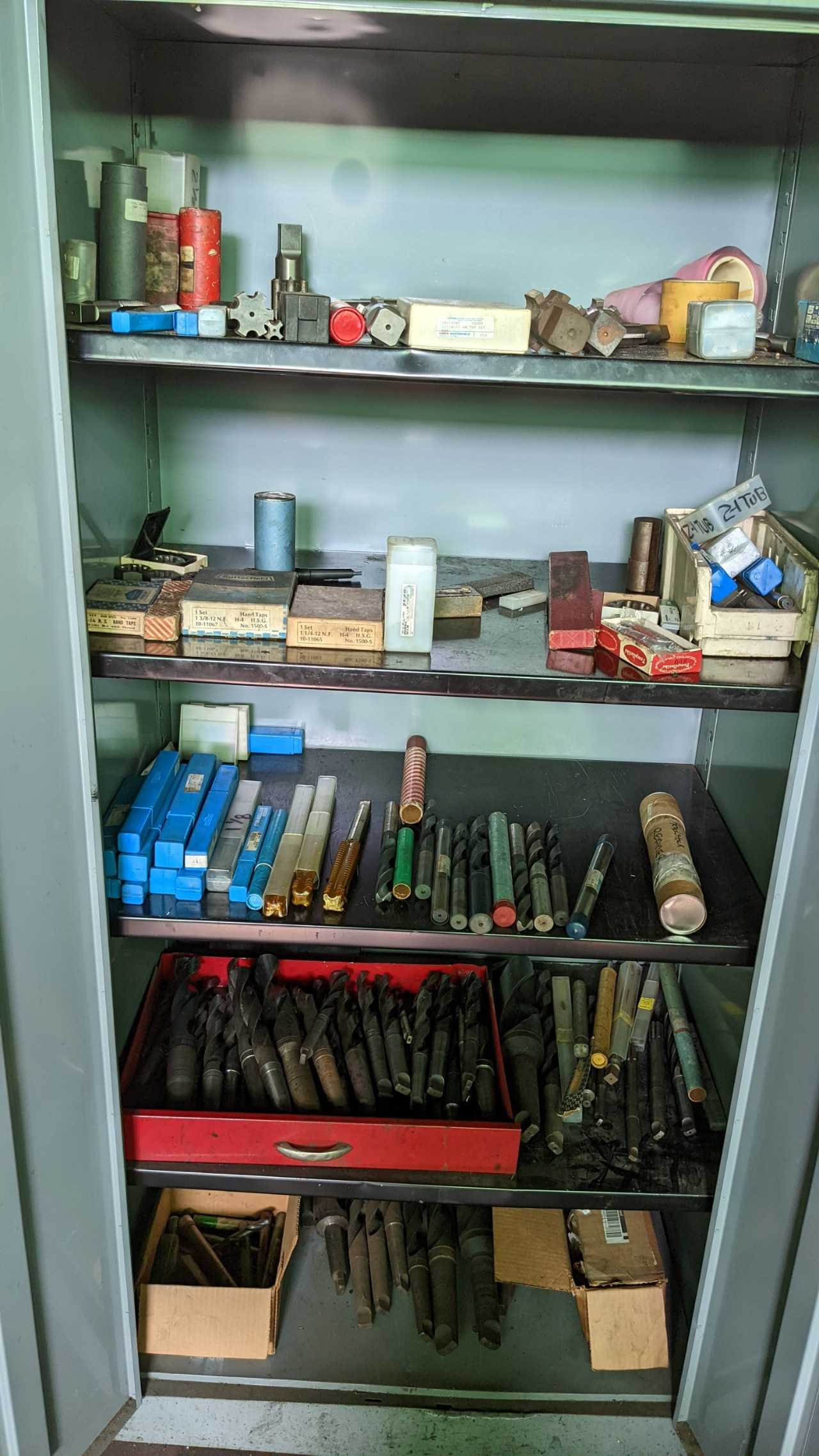 Lot of cabinet with contents - TOOL STORAGE