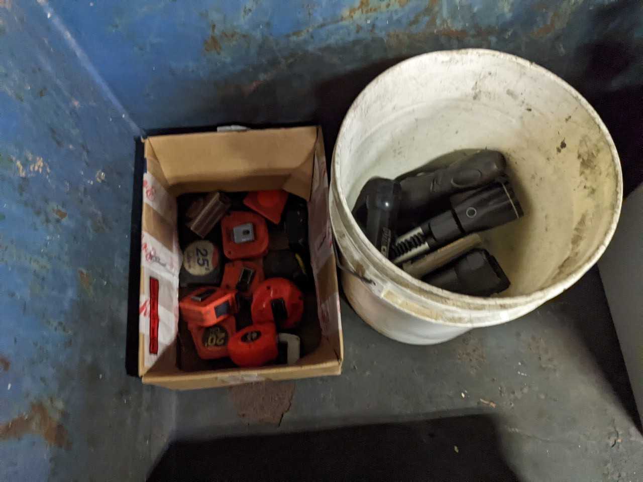 LOT OF ASSORTED TOOLS, MEASURING TAPE, ALLEN KEYS, BOLT CUTTERS - HAND TOOLS