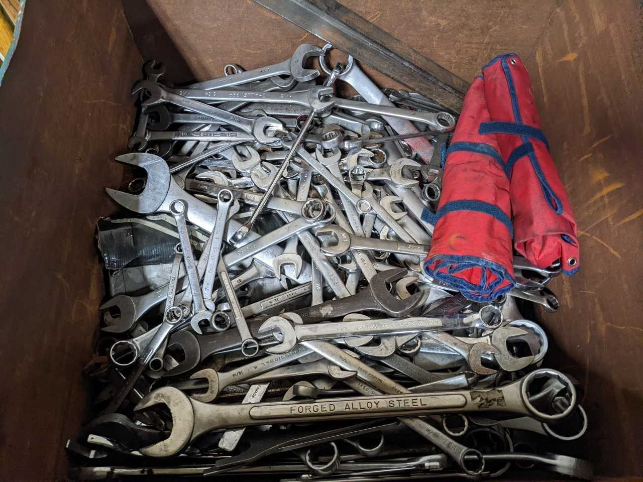 LOT OF ASSORTED COMBINATION WRENCHES - HAND TOOLS