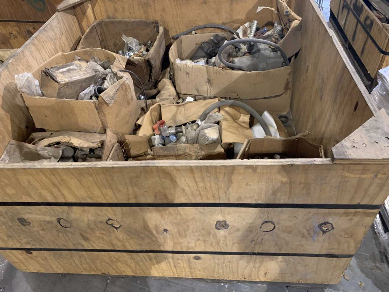 CRATE OF MISC. FITTINGS VARIOUS SIZES PARKER ETC. - ELECTRIC POWER TOOLS