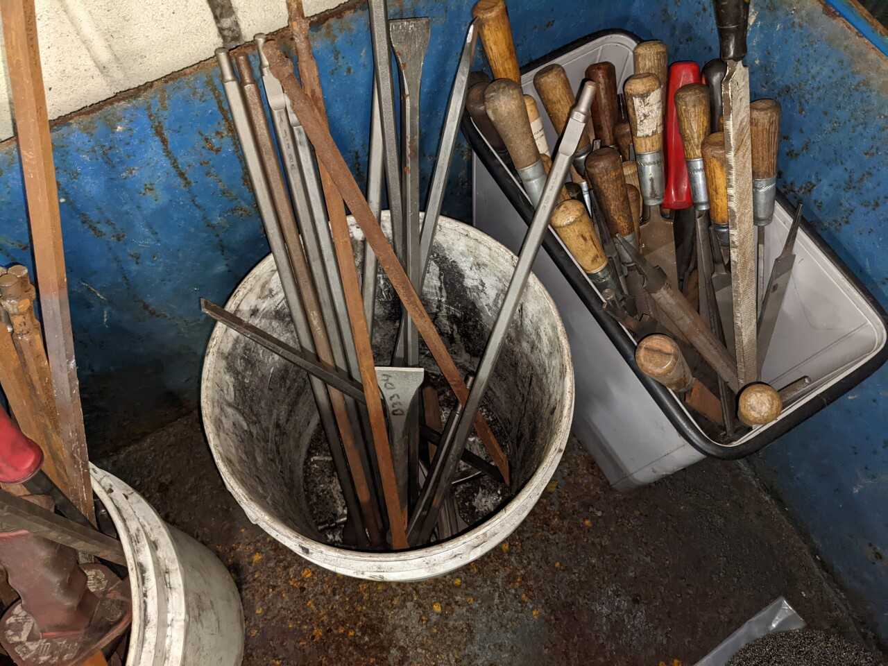 LOT OF ASSORTED TOOLS, FILES, CROWBARS - HAND TOOLS