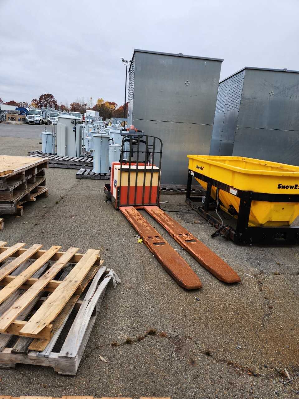 Lot of Electric Pallet Lifts - ELECTRIC PALLET JACKS