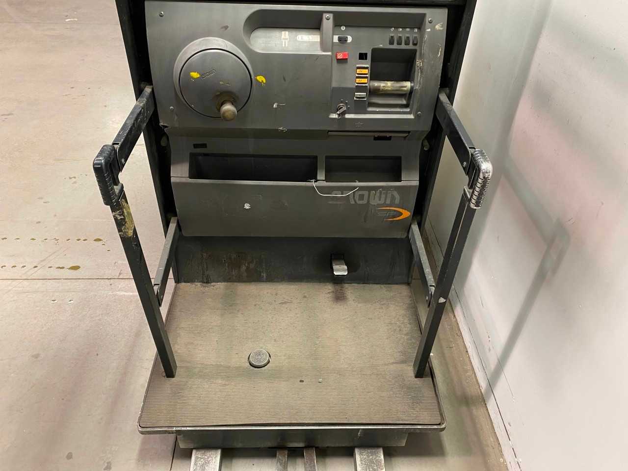 CROWN ORDER PICKER SP3220-30 3000LB 210IN 24V-DC - ORDER PICKER