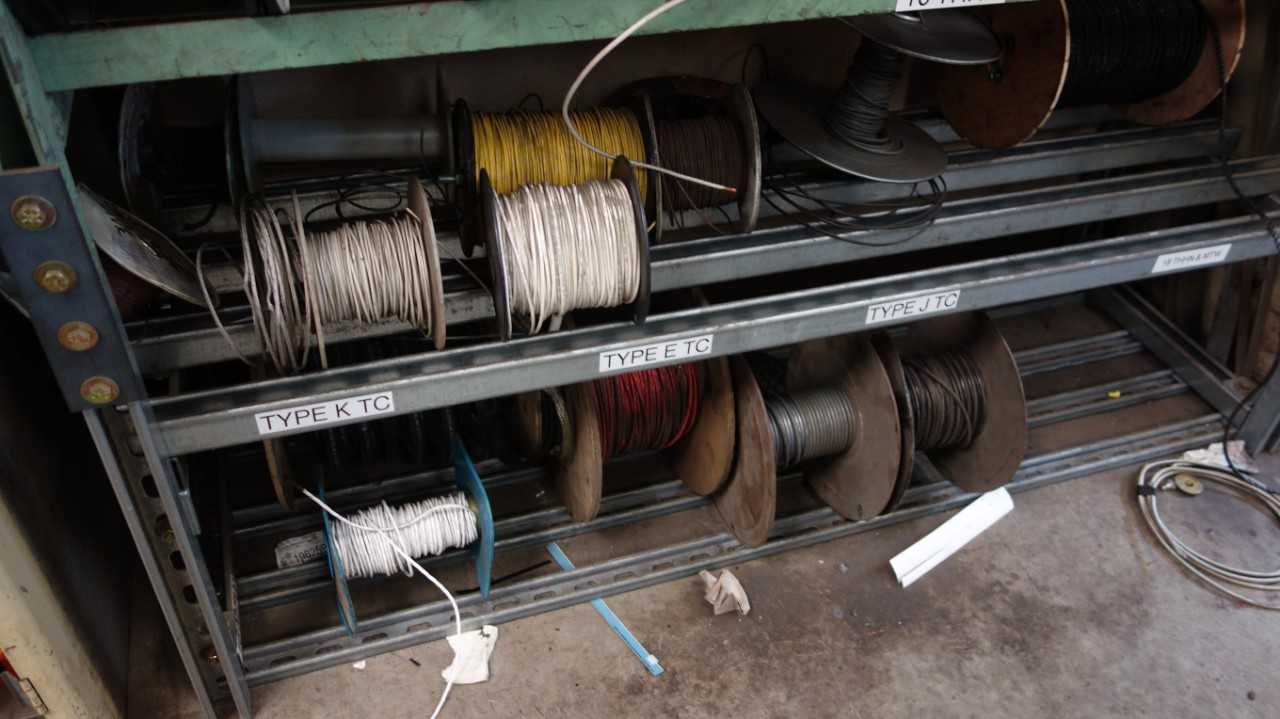 CONTENTS OF SHELF COLUMN, LOT OF ASSORTED WIRE SPOOLS - INDUSTRIAL PARTS