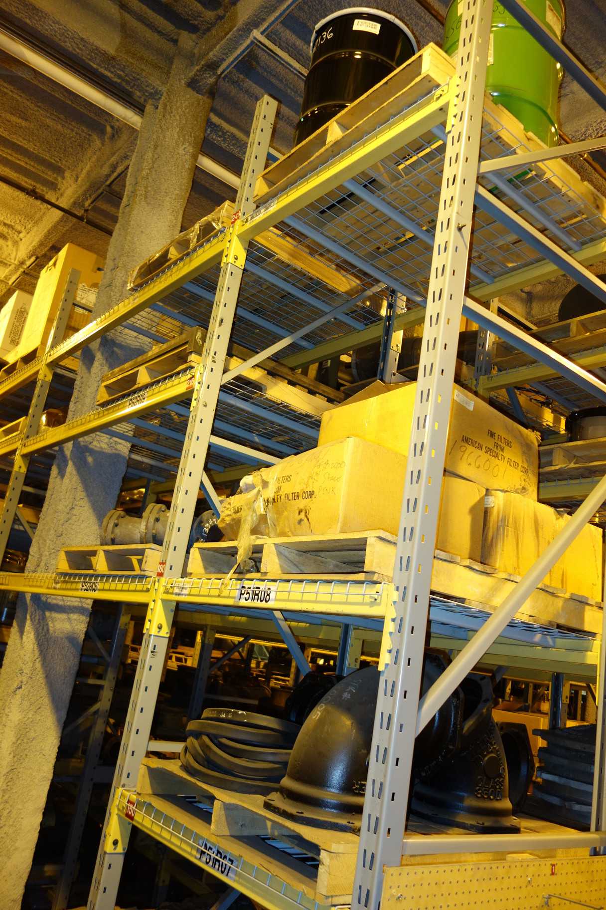 CONTENTS OF 2 UPRIGHT RACKING SECTIONS, FITTINGS - VALVES