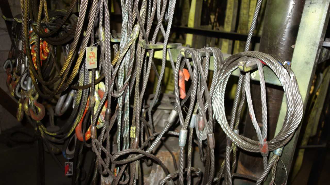 LOT OF WIRE SLINGS WITH SAFETY HOOKS - HAND TOOLS