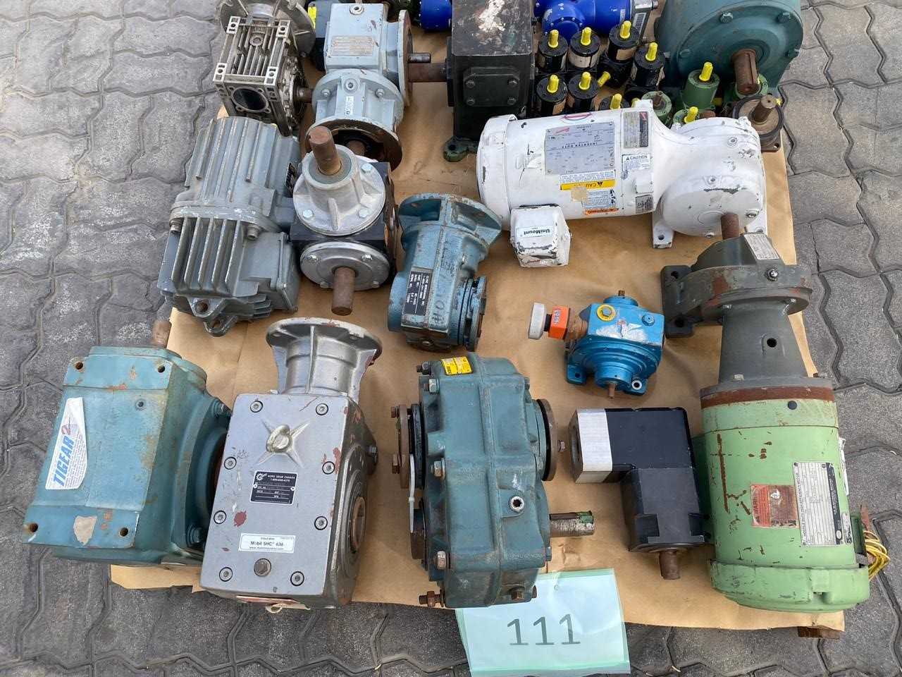 PALLET OF ASSORTED GEARS AND GEAR MOTOR - ELECTRIC MOTORS